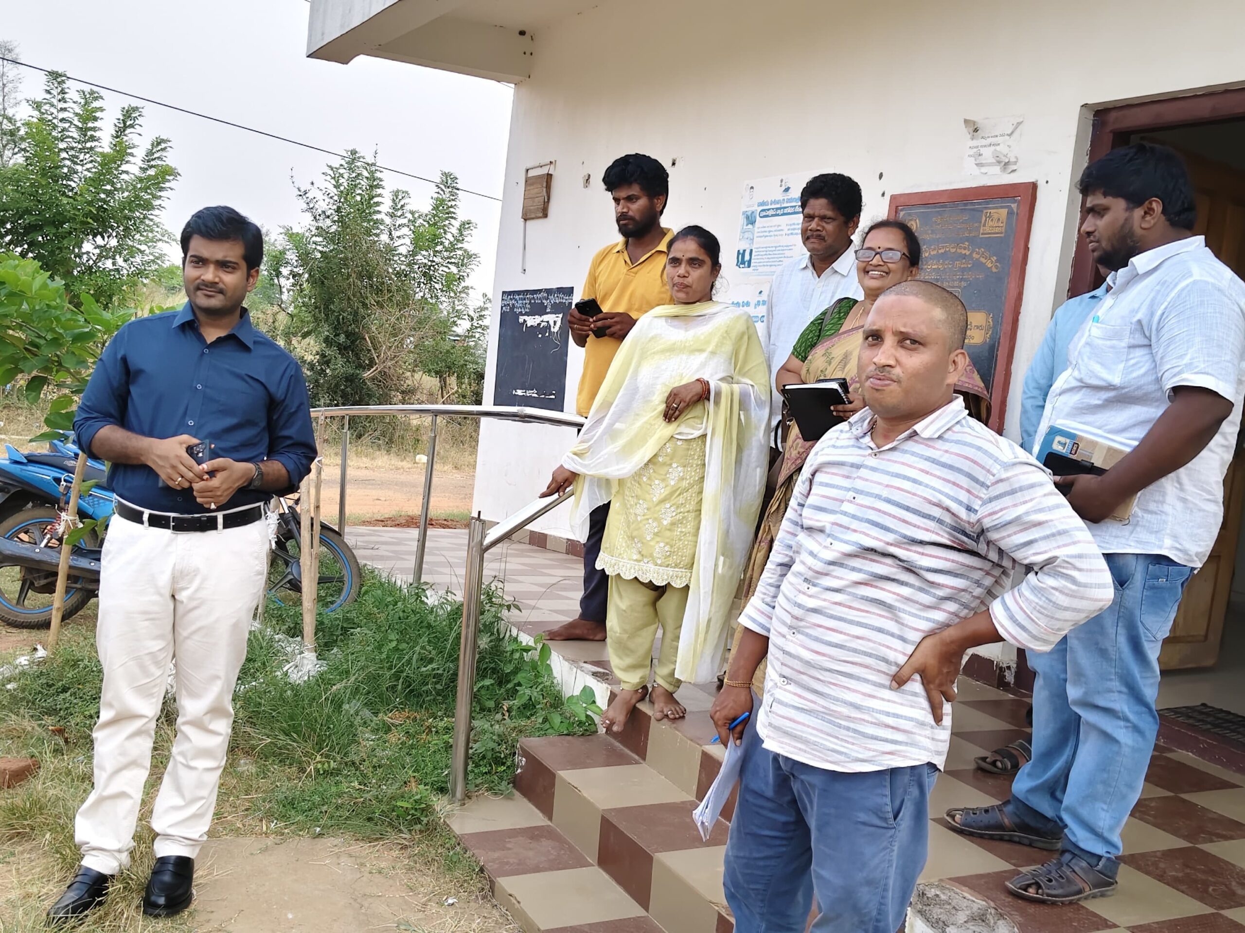 సచివాలయాన్ని తనిఖీ చేసిన జాయింట్ కలెక్టర్