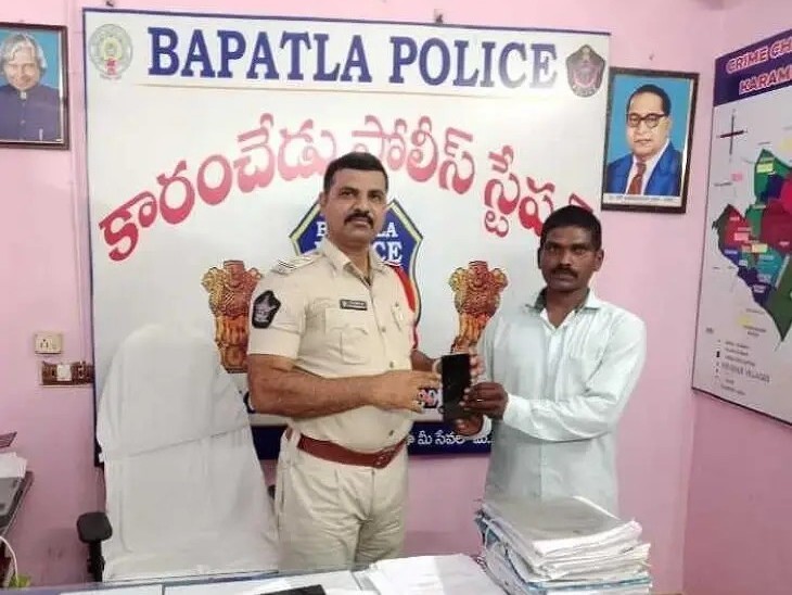 పోగొట్టుకున్న ఫోన్ను తిరిగిఅప్పగించిన పోలీసులు