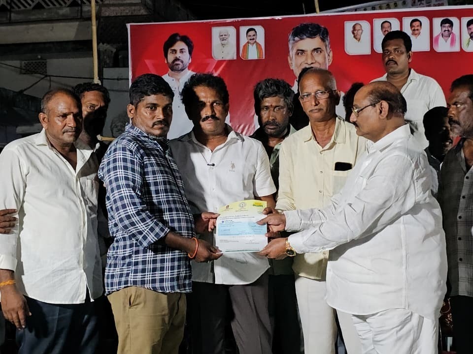 ప్రమాద బాధితులకు చెక్కుల పంపిణీ