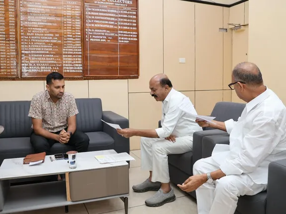 కలెక్టర్‌ను కలిసిన MLA చింతా ప్రభాకర్