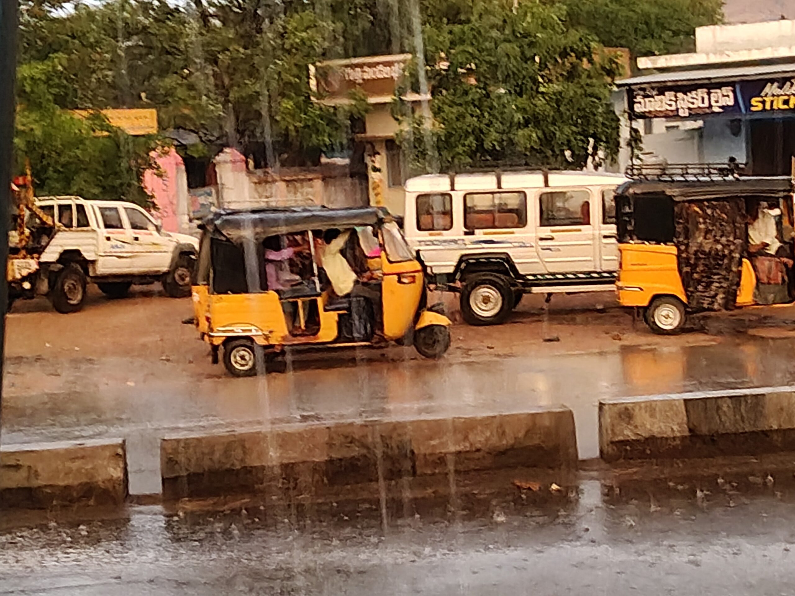 గుత్తిలో ఉరుములు, మెరుపులతో కూడిన వర్షం