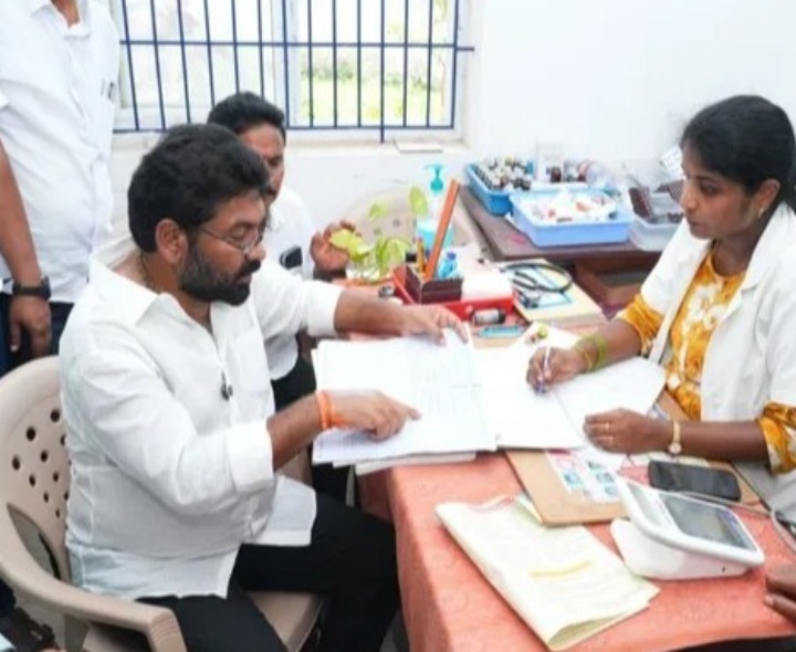 కాకుపల్లిలో విలేజి హెల్త్ సెంటర్ తనిఖీ