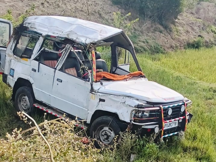 పొలాల్లోకి దూసుకు వెళ్లిన వాహనం