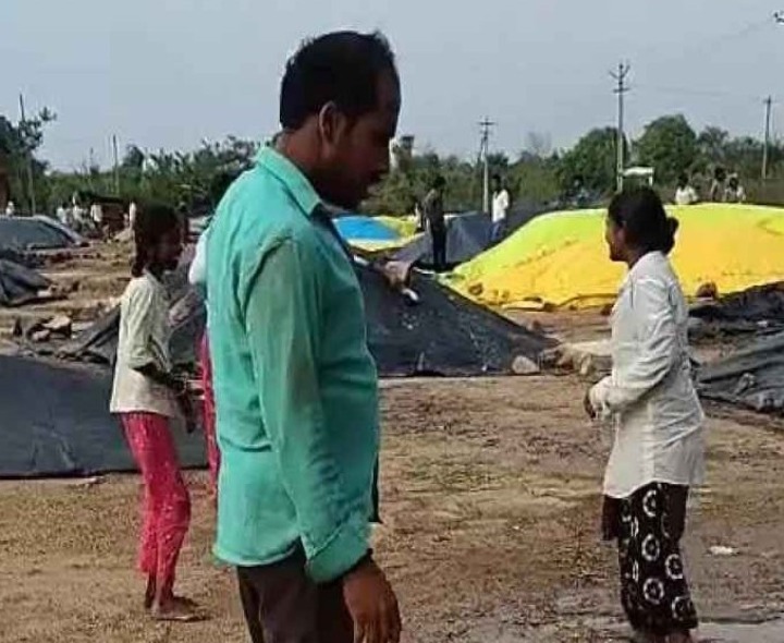 అకాల వర్షం.. తడిసిన ధాన్యం