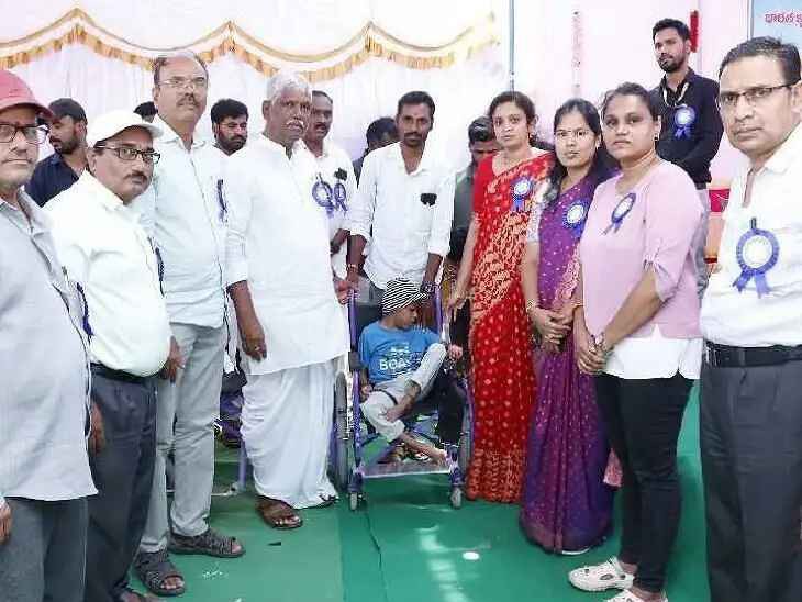 దివ్యాంగులు ఆత్మస్థైర్యంతో ముందుకు సాగాలి: కలెక్టర్