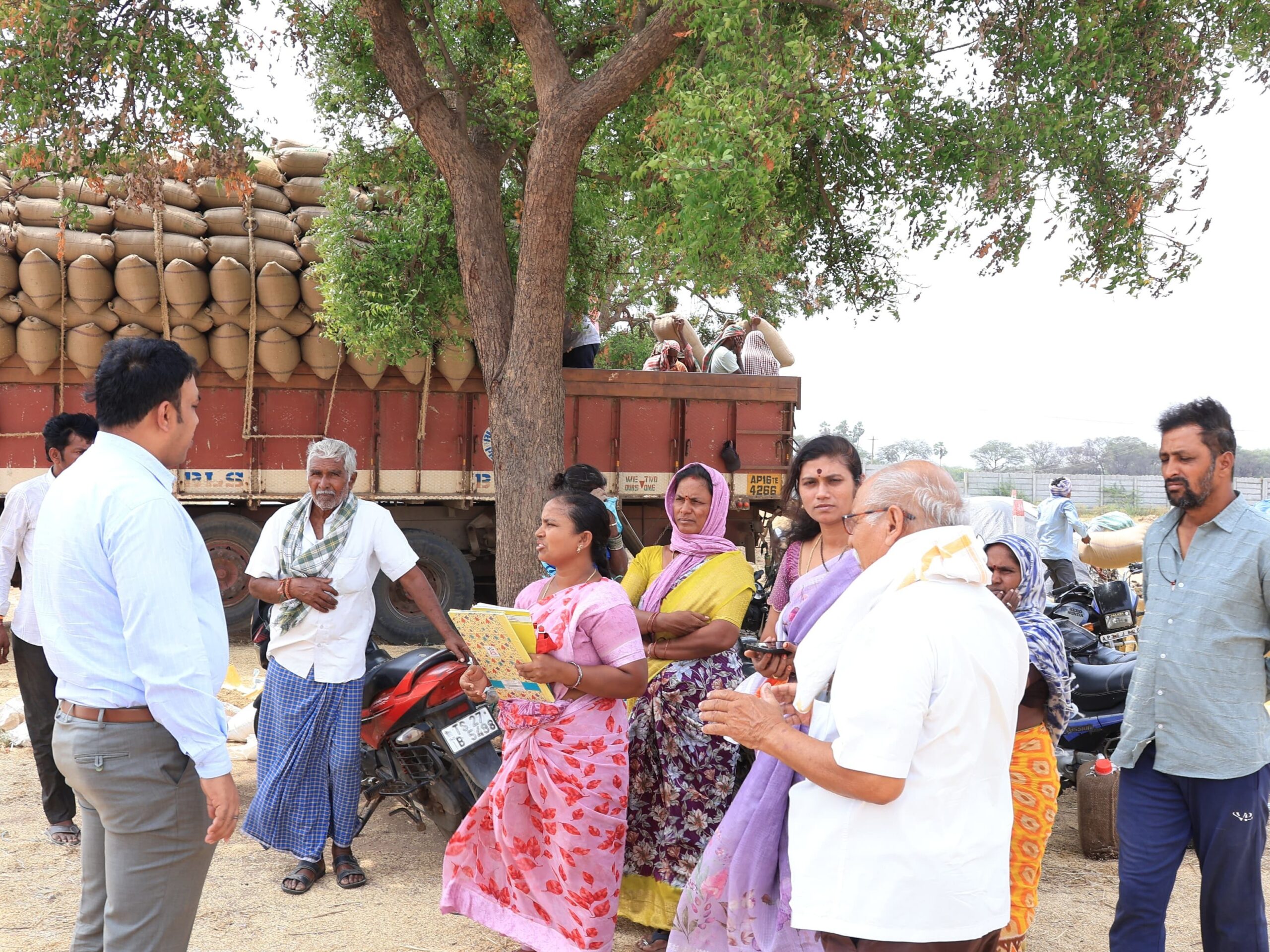 ఐకేపీ సెంటర్ ను పరిశీలించిన కలెక్టర్
