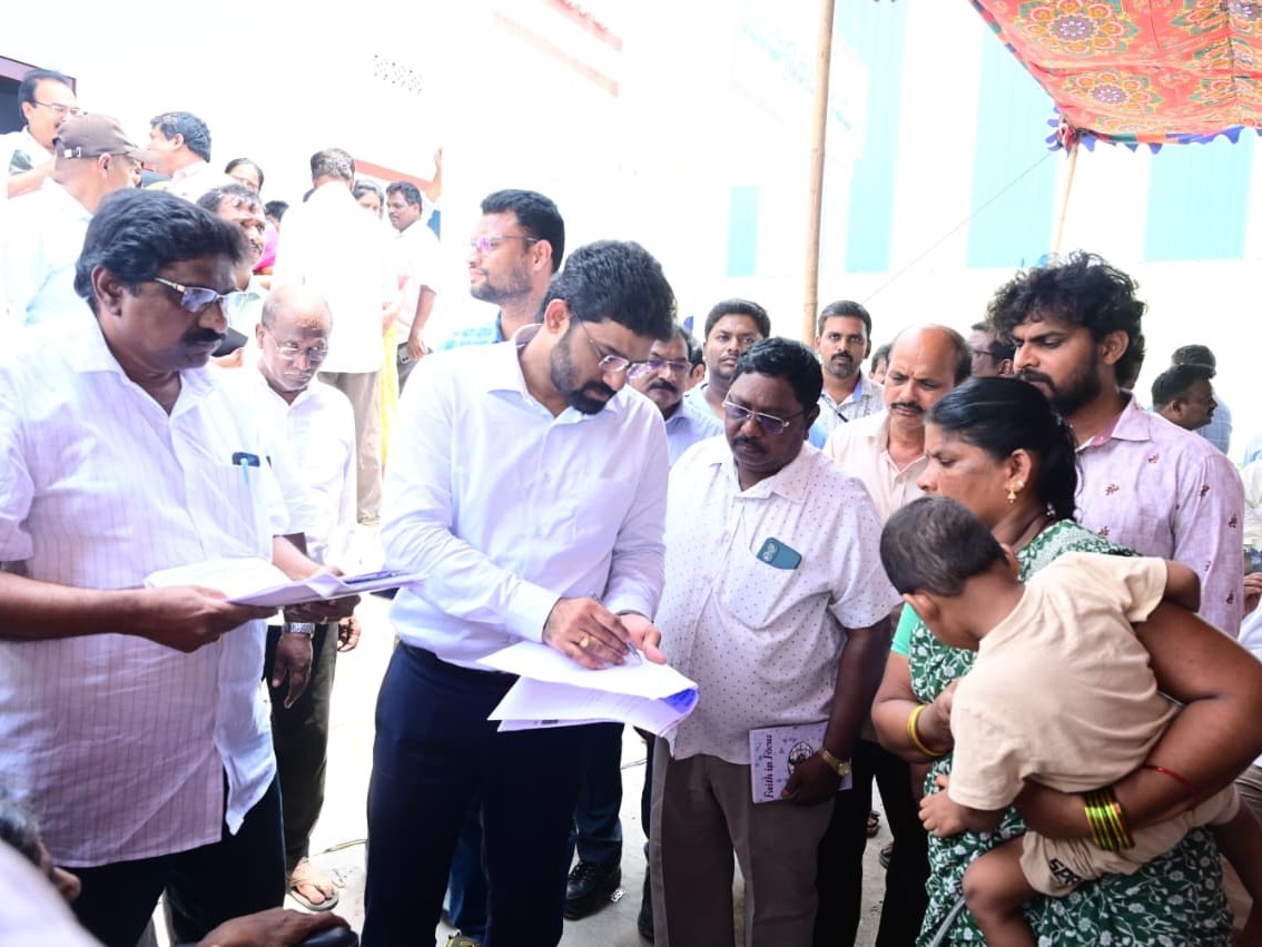 ప్రత్యేక పీజీఆర్ఎస్‌లో అర్జీల స్వీకరణ.