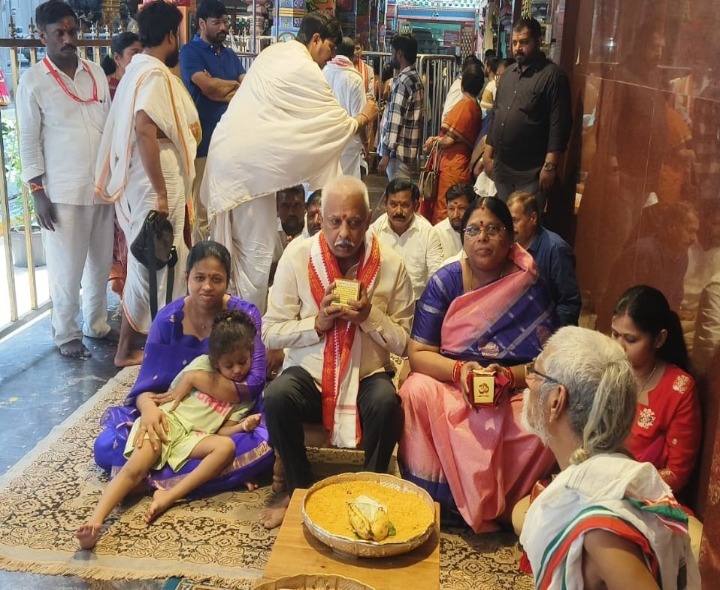 కనకదుర్గమ్మ అమ్మవారిని దర్శించుకున్న ఎమ్మెల్యే