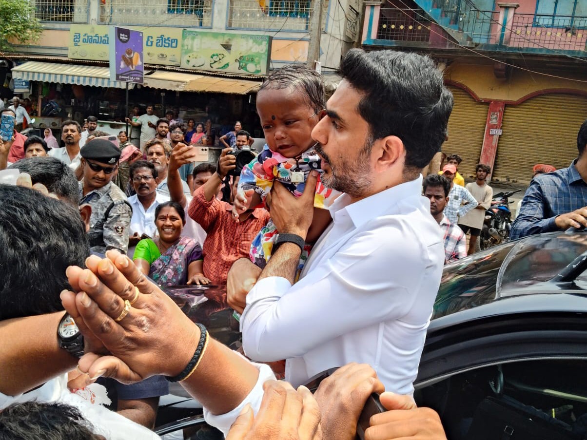 చిన్నారి చికిత్సకు సహాయం చేస్తా: మంత్రి