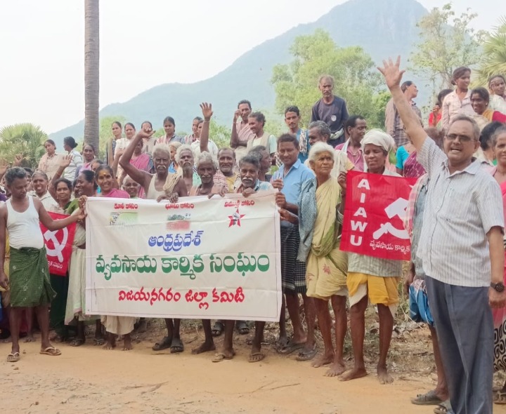 సమస్యలు పరిష్కరించాలని ఉపాధి కూలీలు ఆందోళన