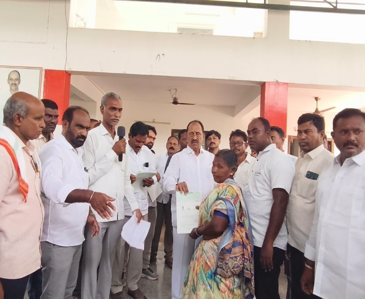 CMRF చెక్కులను పంపిణీ చేసిన ఎమ్మెల్యే ప్రకాశ్ రెడ్డి
