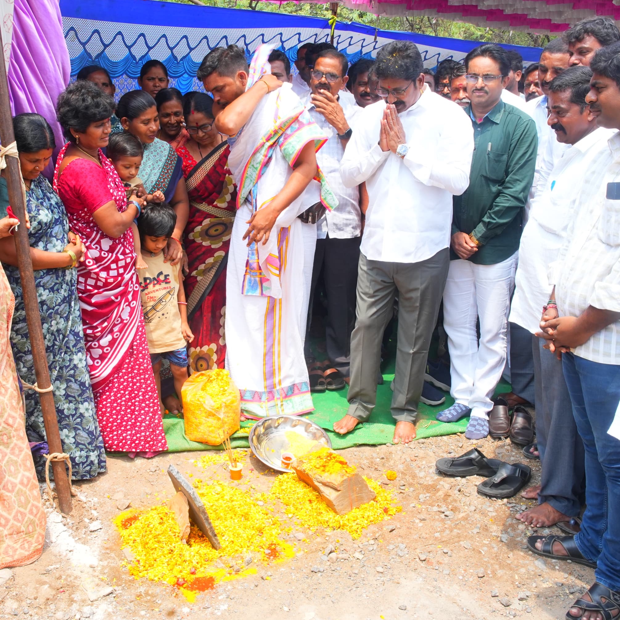 సిమెంట్ రోడ్డుకు ఎమ్మెల్యే అశోక్ భూమిపూజ