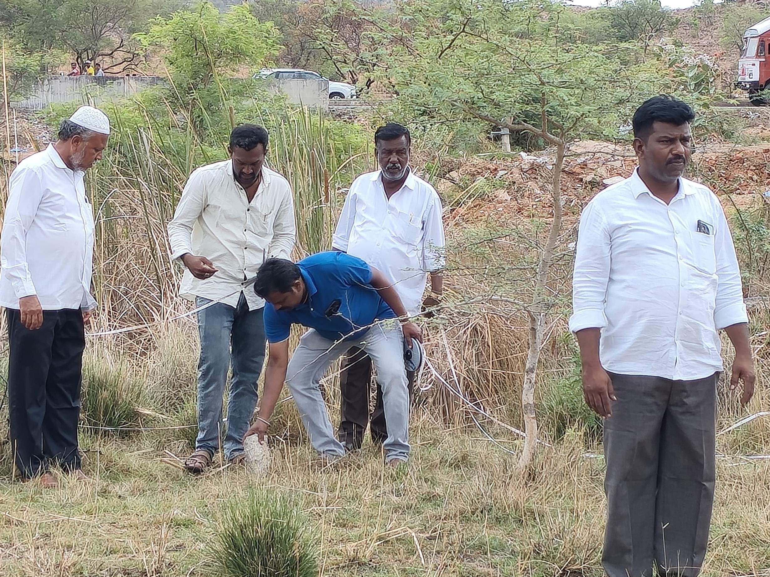 ఈద్గా వద్ద సోలార్ పోల్స్‌కు మార్కింగ్