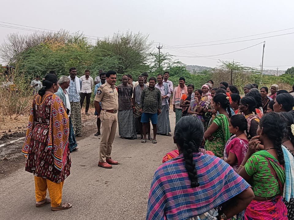 కూలీల భద్రతపై అవగాహన కార్యక్రమం