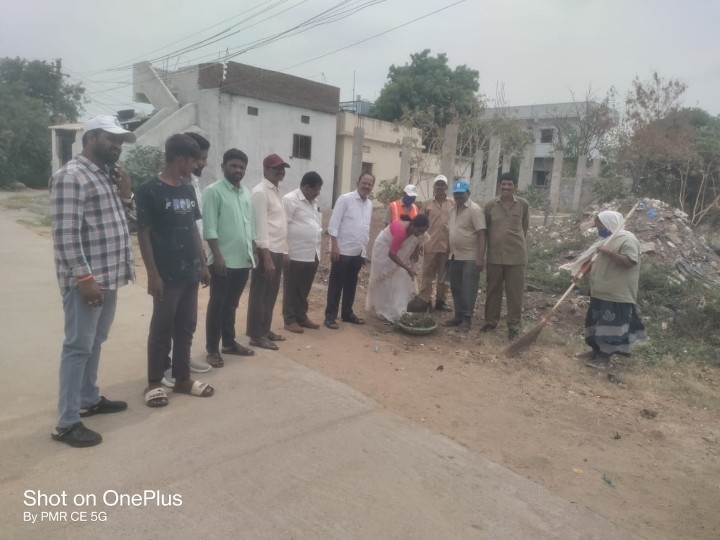 పారిశుధ్య కార్యక్రమంలో పాల్గొన్న కౌన్సిలర్