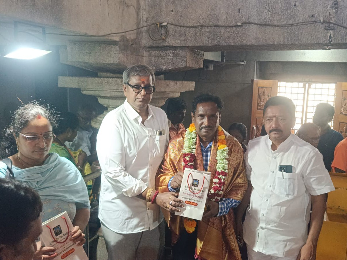 చౌడేశ్వరి దేవి ఆలయానికి స్టీలు హుండీలు విరాళం