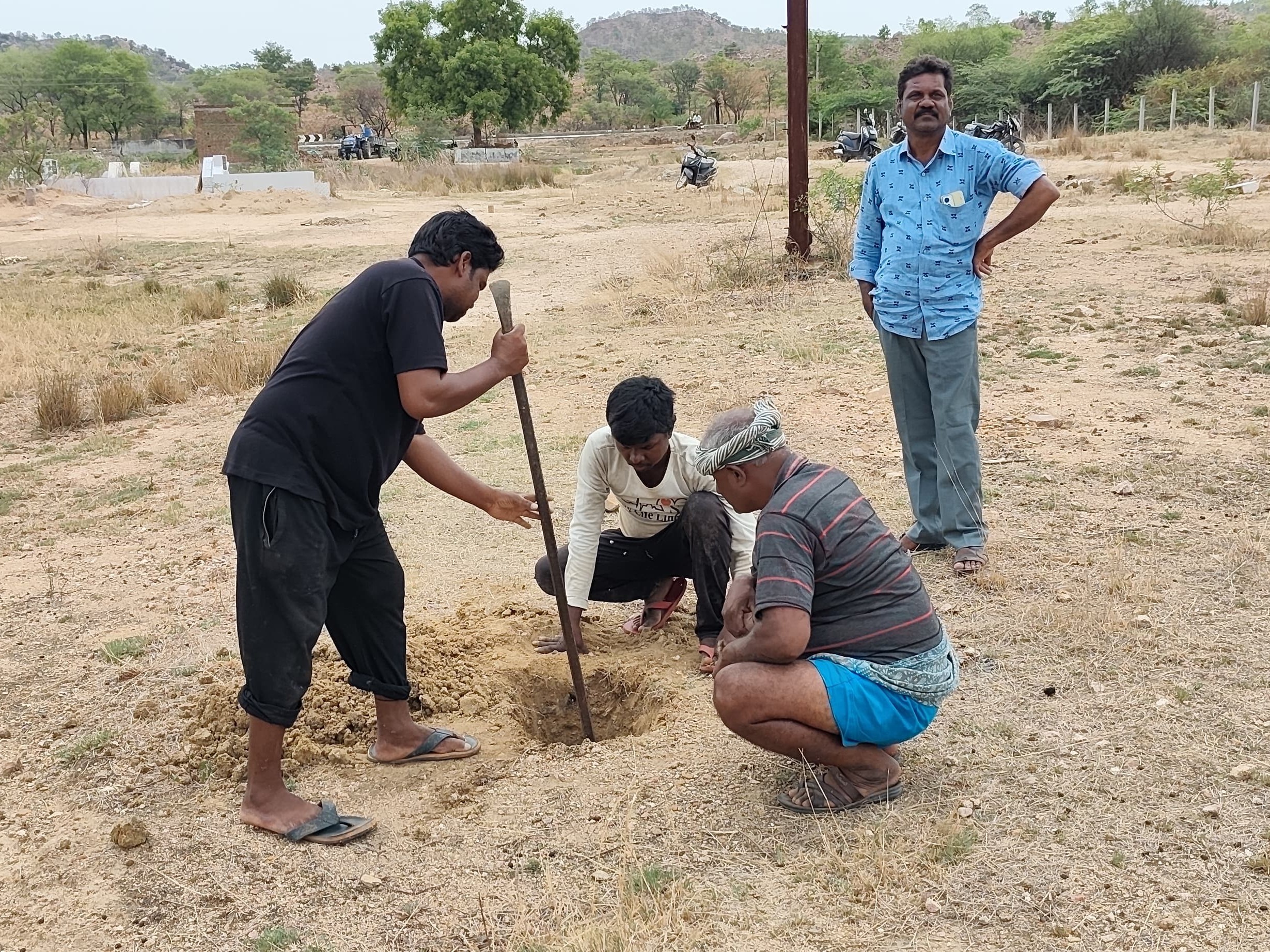 బిక్షం ఎత్తుకుని హమాలీల నిరసన