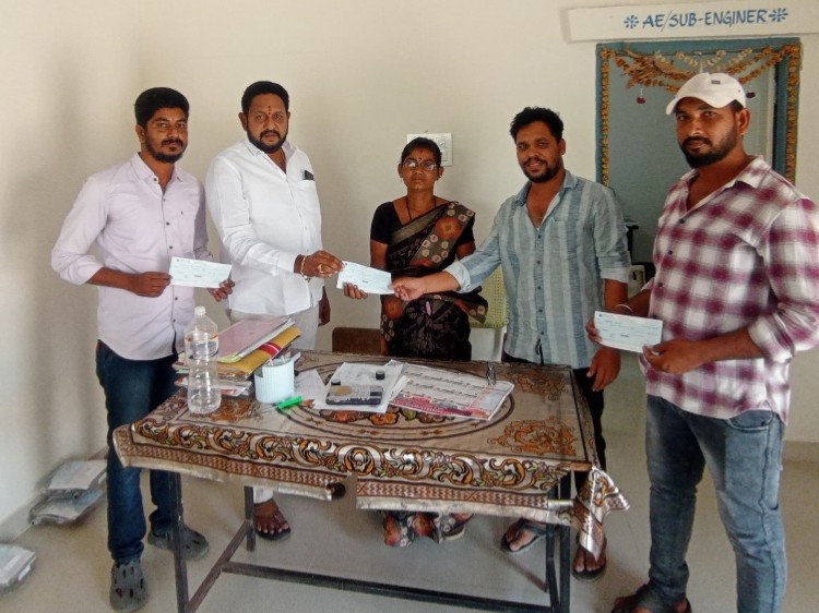 బాధితులకు నష్టపరిహారం చెక్కుల అందజేత