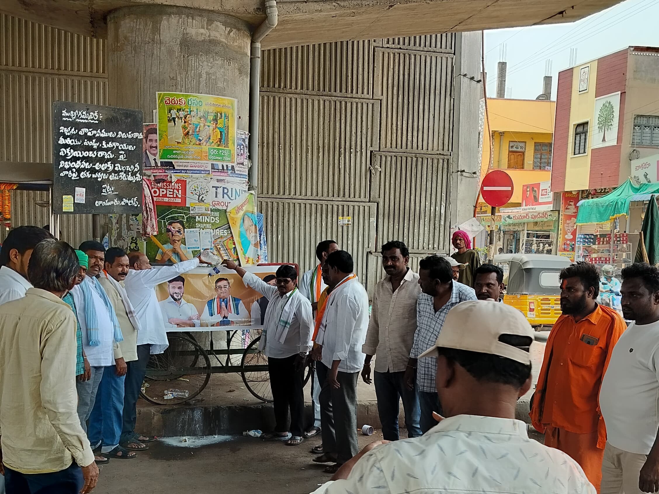 సీఎం, మంత్రి వివేక్ చిత్రపటాలకు పాలాభిషేకం