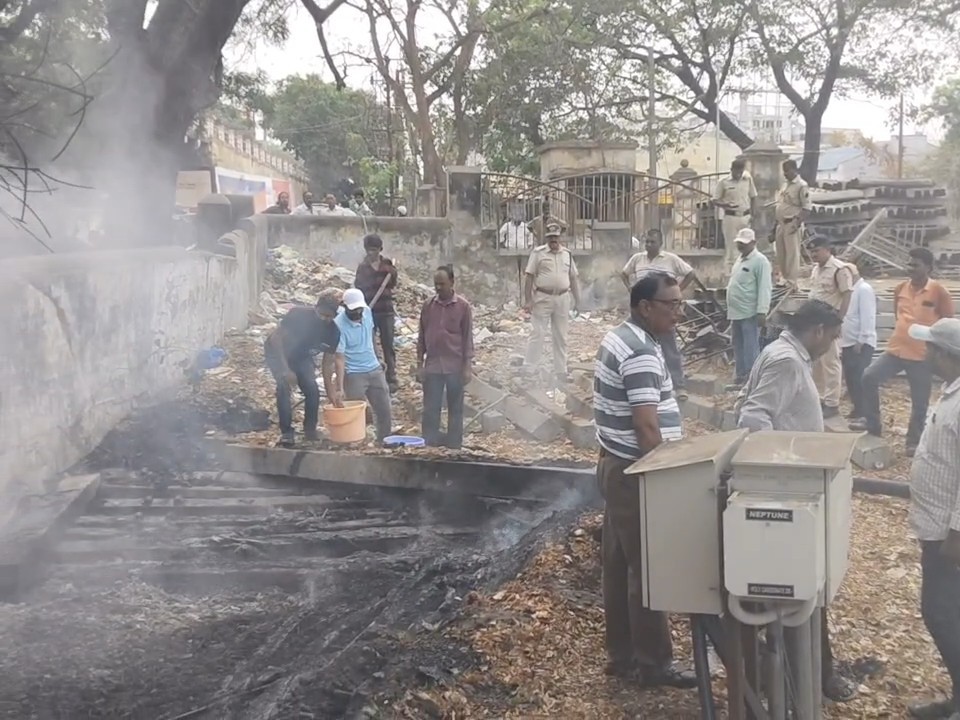 తెనాలిలో ఫ్లైఓవర్ కింద చెలరేగిన మంటలు