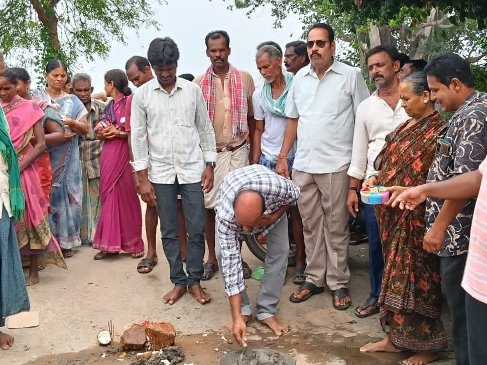 వసుంధరలో సీసీ రోడ్డు నిర్మాణానికి శంకుస్థాపన