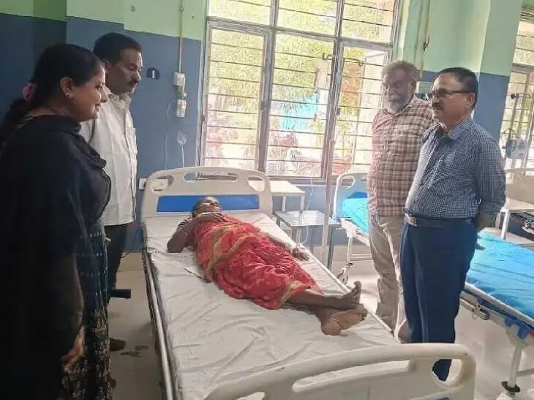 ఉపాధి పనికి వెళ్లిన మహిళకు పాముకాటు