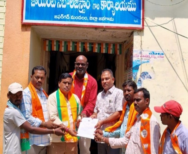 తహసీల్దార్‌కు వినతి పత్రం అందజేసిన నేతలు