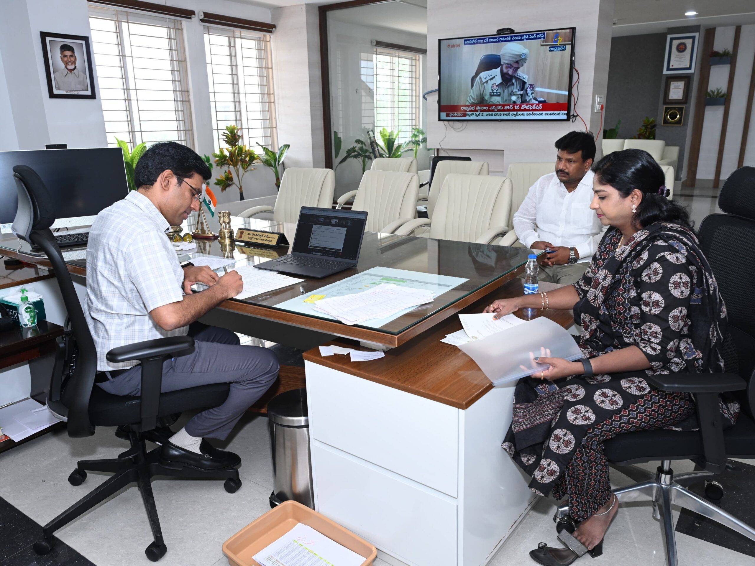 అభివృద్ధి పనులపై కలెక్టర్‌తో ఎమ్మెల్యే చర్చ