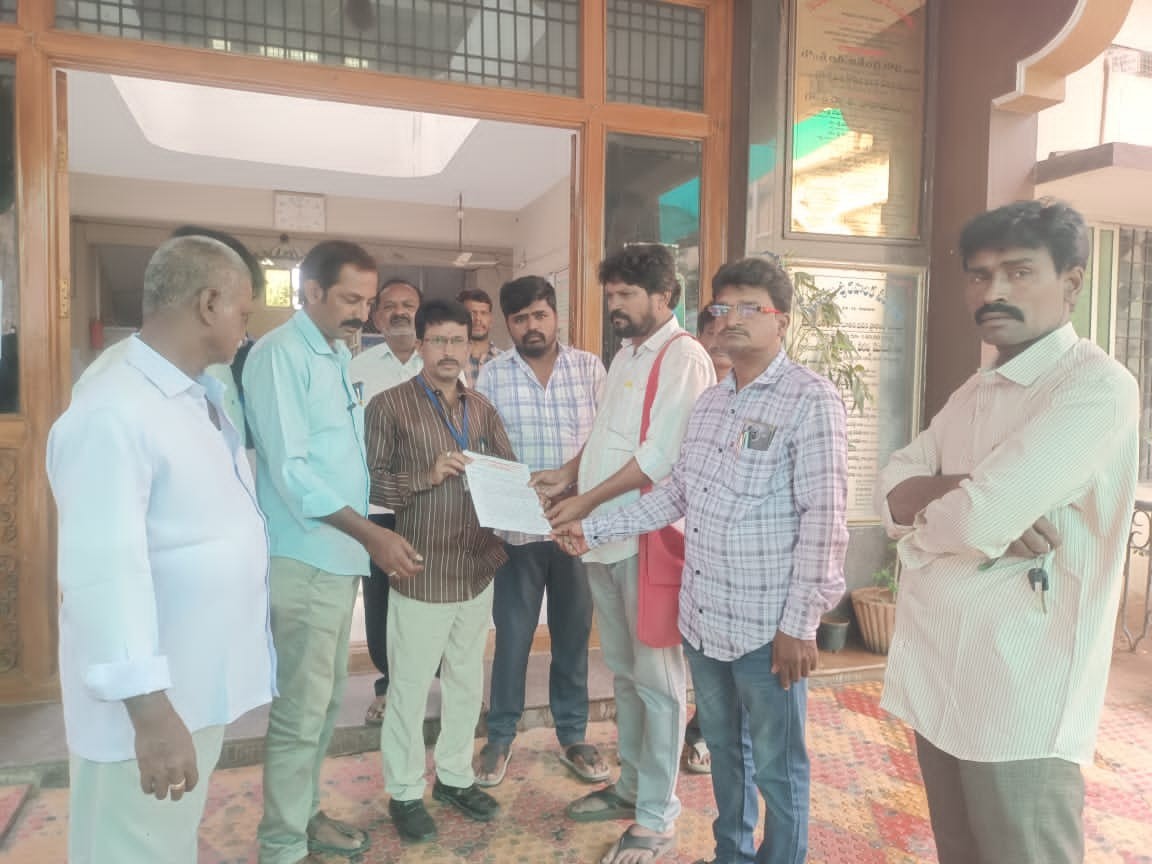 మున్సిపల్ అధికారులకు సీపీఎం నాయకుల వినతి
