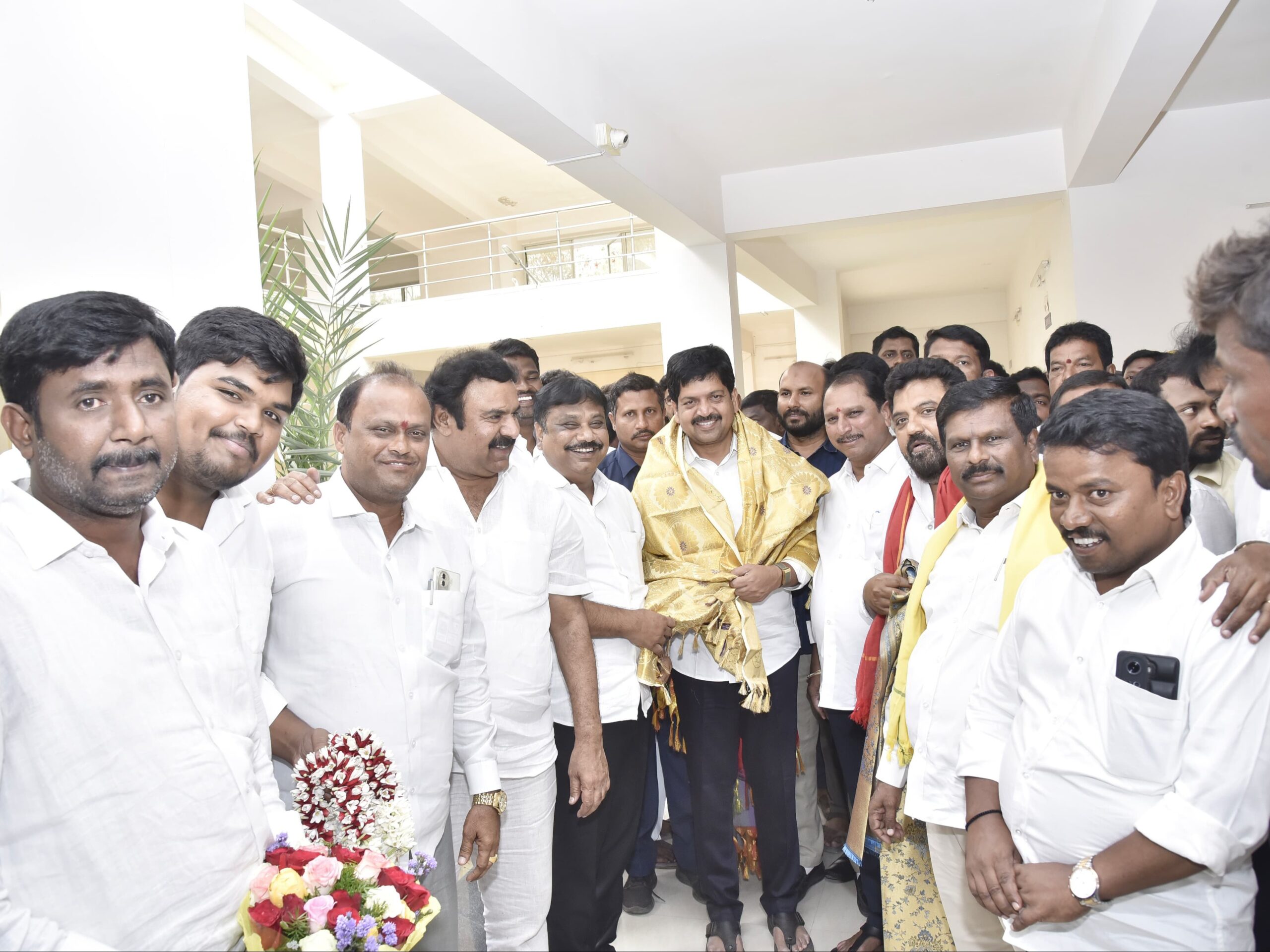 మంత్రి కొల్లు రవీంద్రకు ఘన స్వాగతం