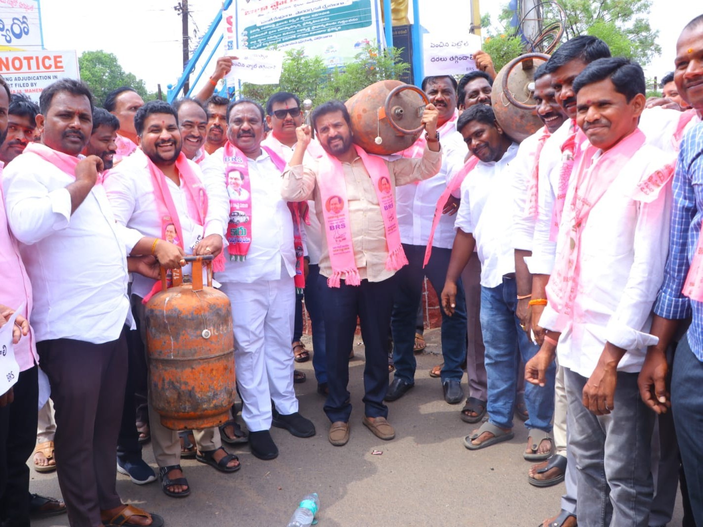 పెట్రోల్, డీజిల్ ధరలు తగ్గించాలని నిరసన