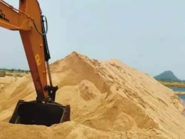 అక్రమ ఇసుక రవాణా.. ట్రాక్టర్ల పట్టివేత