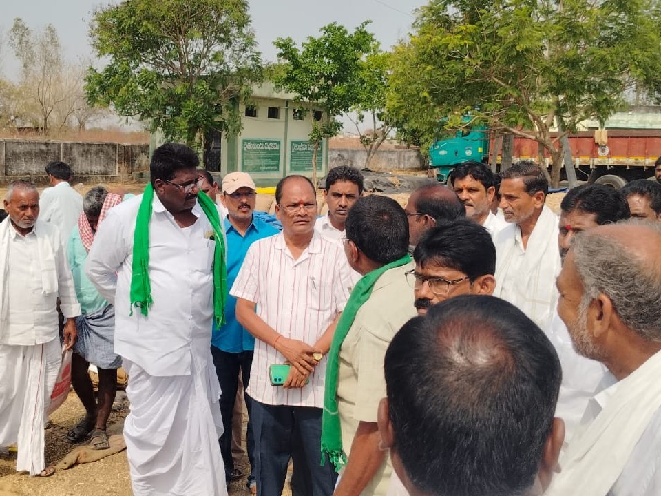 మార్కెట్ యార్డును తనిఖీ చేసిన అదనపు కలెక్టర్ చిత్రూ
