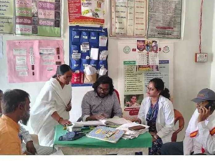ఆయుష్మాన్ ఆరోగ్య కేంద్రంలో DMHO ఆకస్మిక తనిఖీ