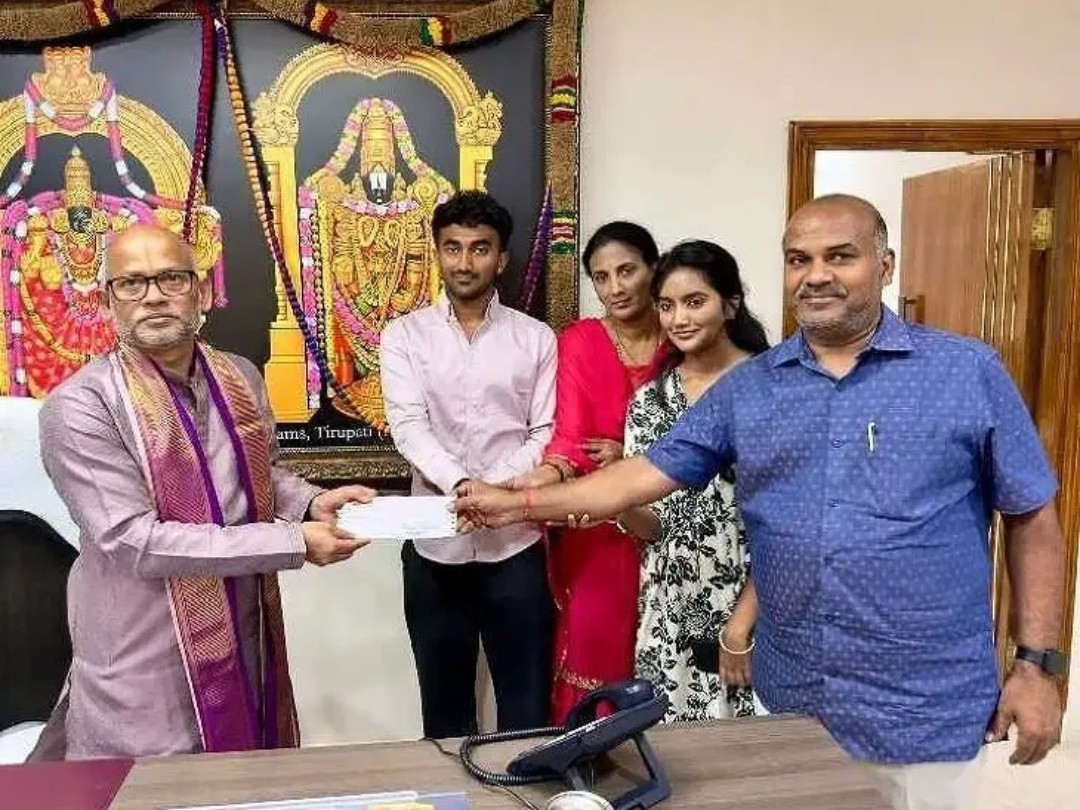 టీటీడీ ట్రస్టుకు రూ. 10 లక్షల విరాళం అందజేత