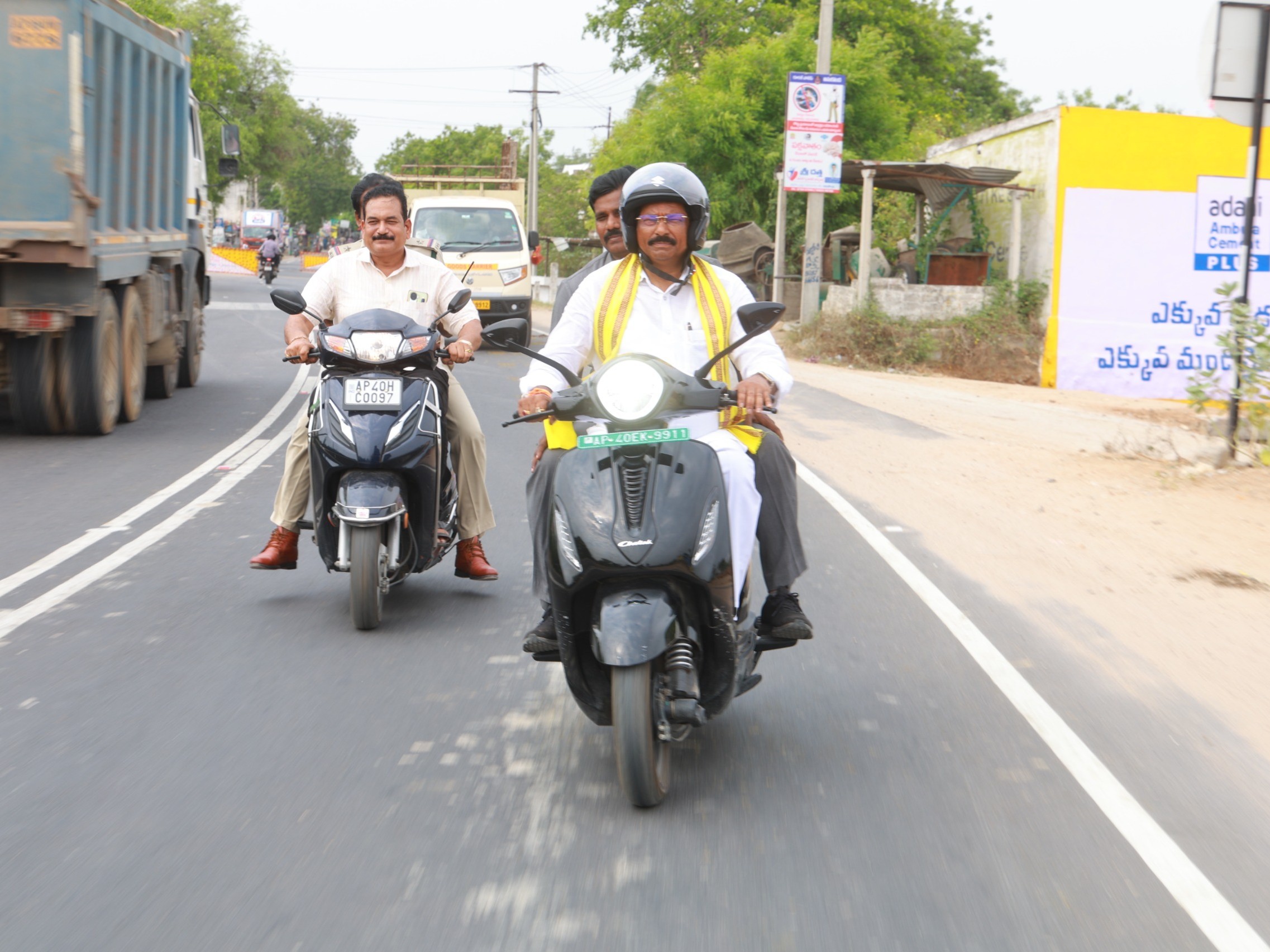 ఈవీ స్కూటీపై ప్రజాదర్బార్‌కు ఎమ్మెల్యే  జీవీ