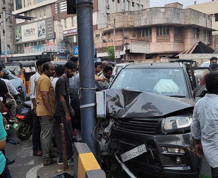 అదుపుతప్పి డివైడర్‌ను ఢీకొట్టిన కారు