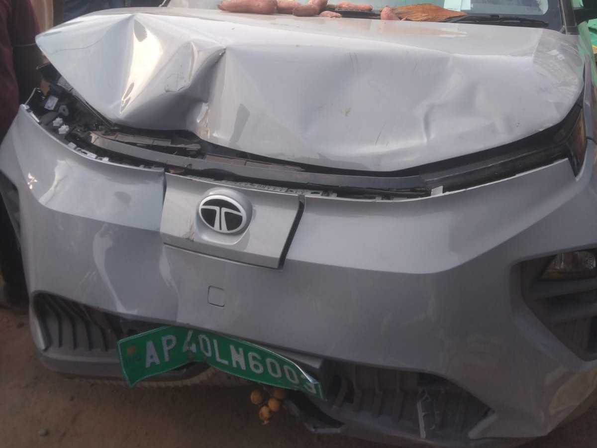పెదరావూరులో షాపులోకి దూసుకు వెళ్లిన కారు