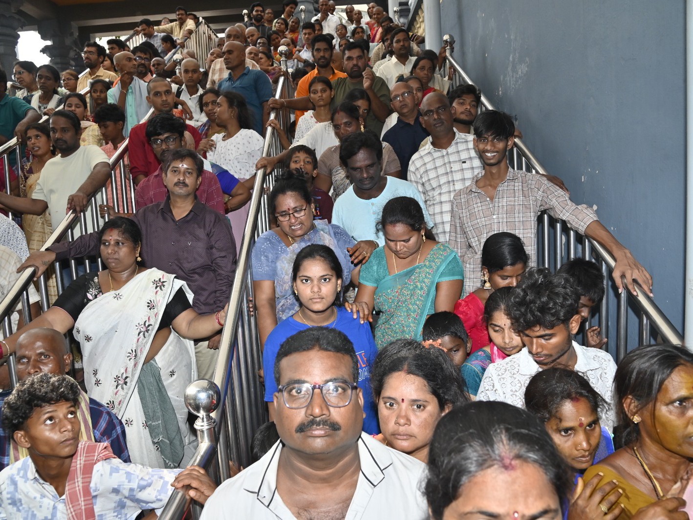 అమ్మవారి దర్శనానికి పోటెత్తిన భక్తులు