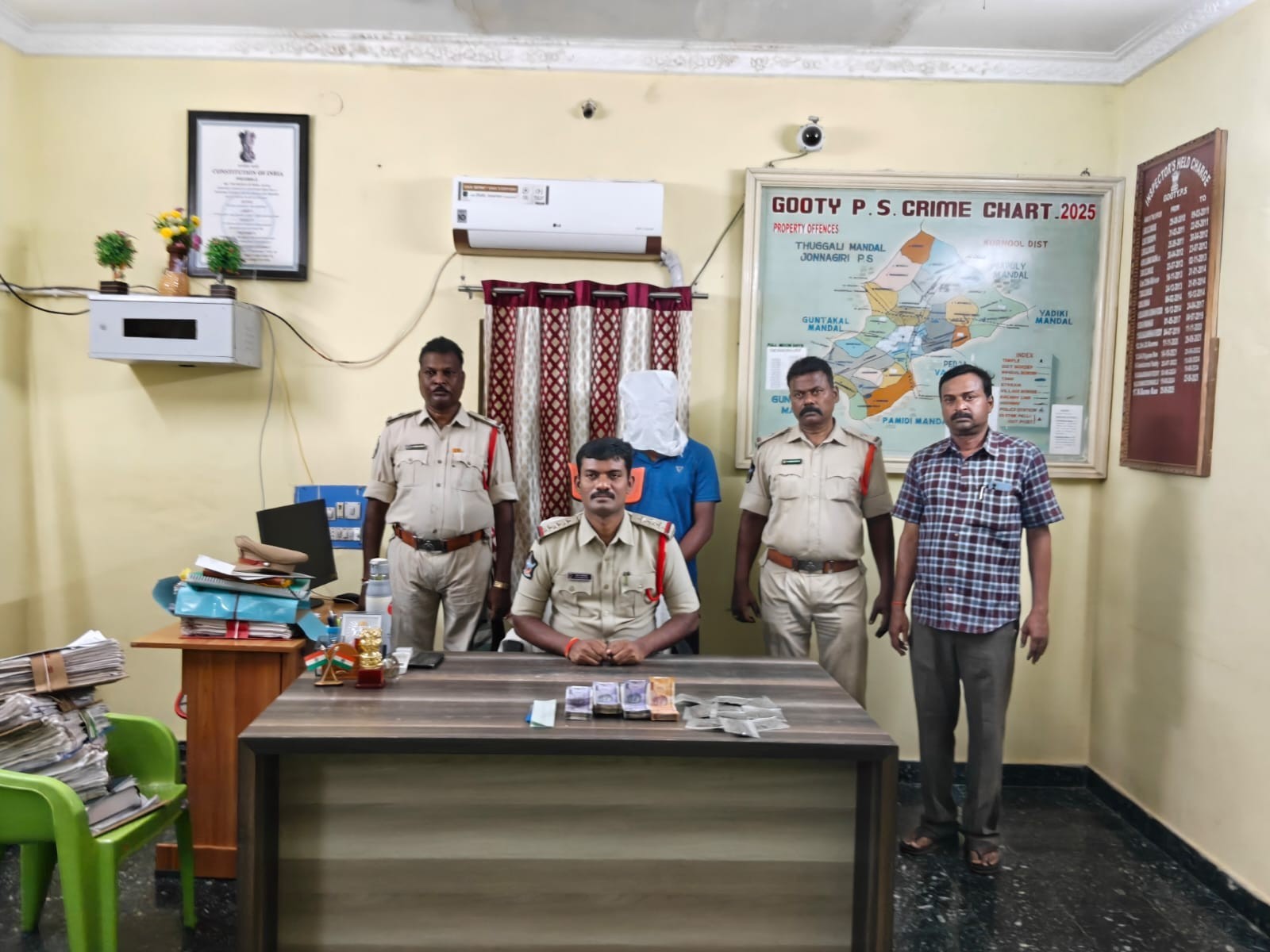 గుత్తిలో గంజాయి విక్రేత  అరెస్ట్