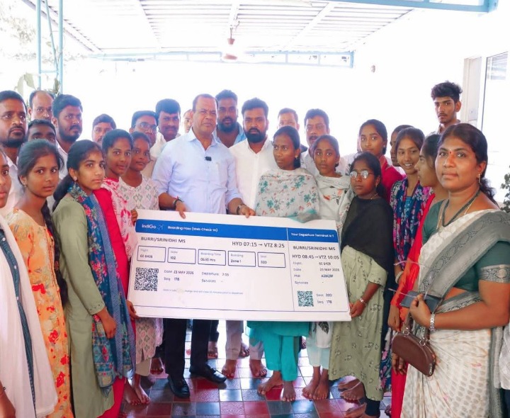 టాపర్ విద్యార్థులకు మంత్రి సర్‌ప్రైజ్ గిఫ్ట్