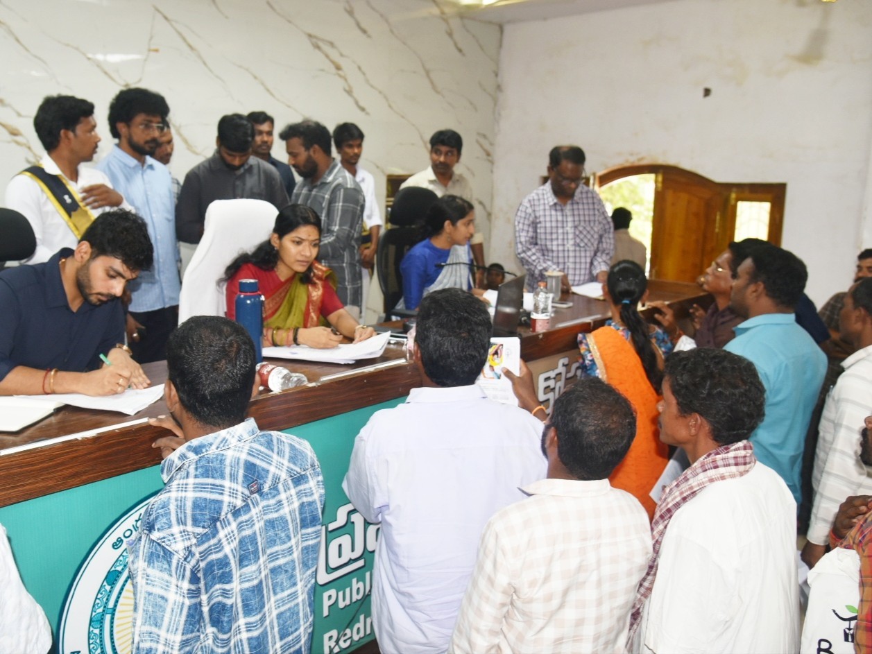 పీజీఆర్ఎస్ కార్యక్రమానికి 104 ఫిర్యాదులు