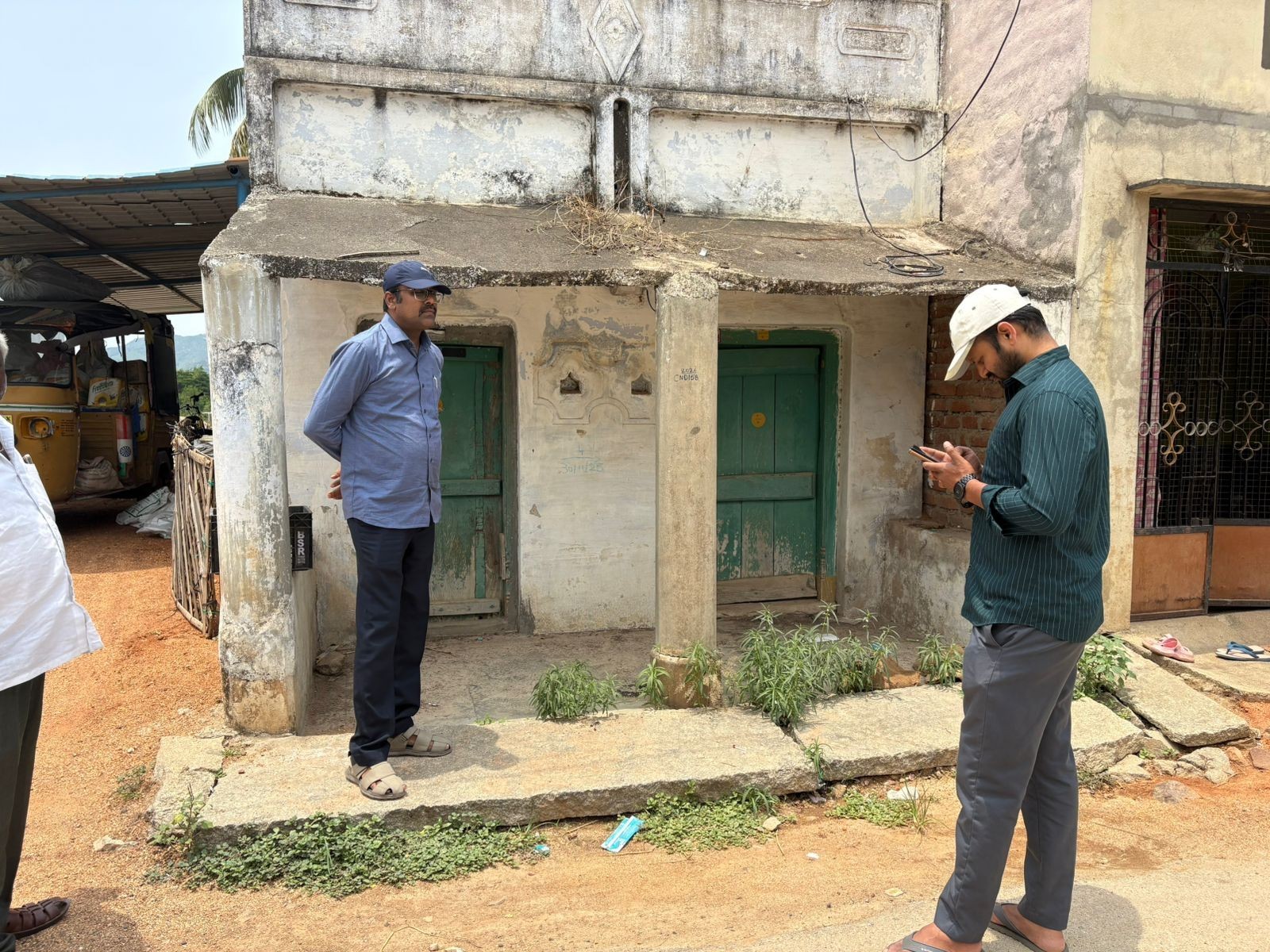 జనగణన కార్యక్రమాన్ని పరిశీలించిన తహసీల్దార్