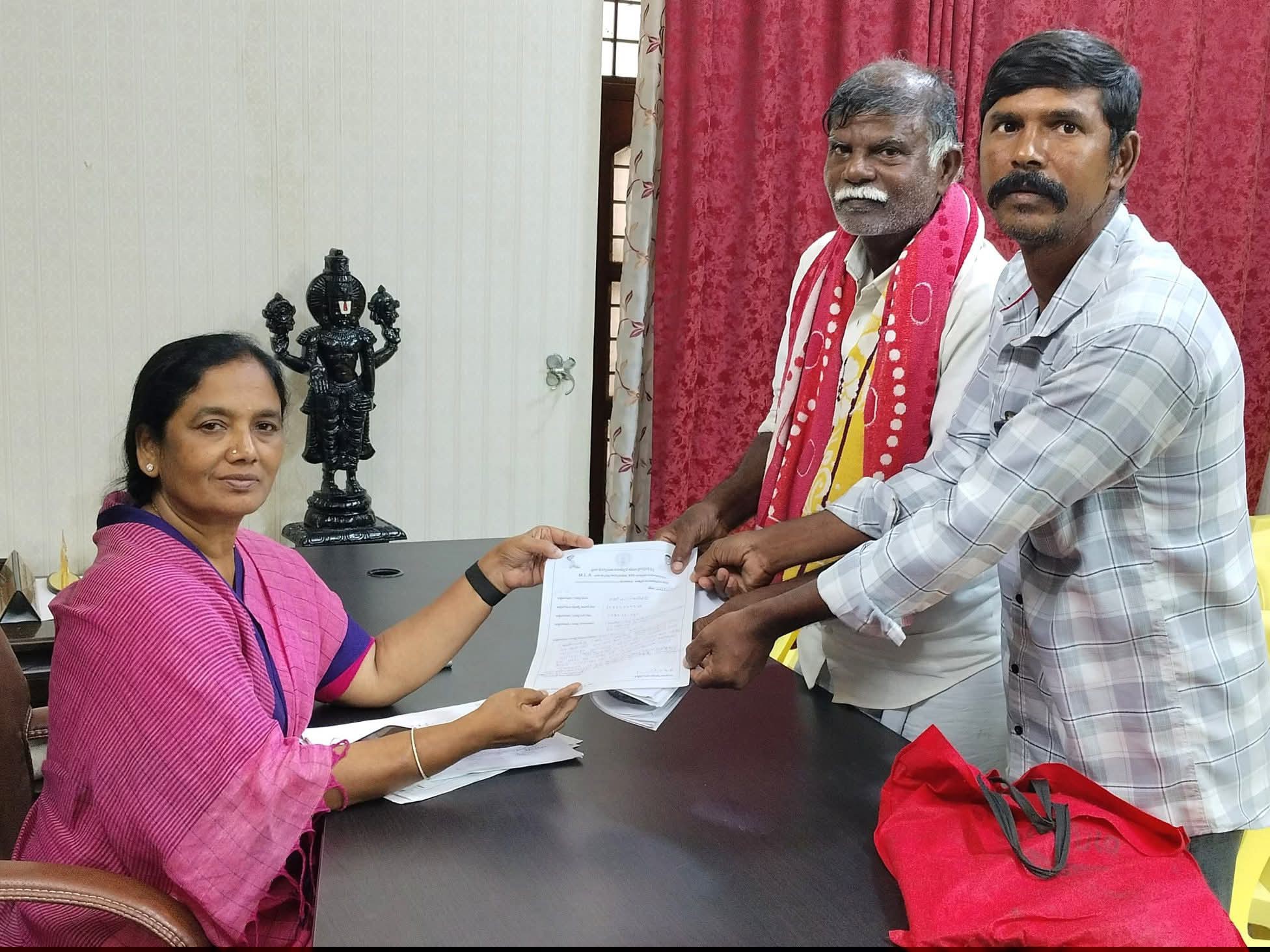 భూ సమస్యల పరిష్కారానికి చొరవ చూపాలి: ఎమ్మెల్యే