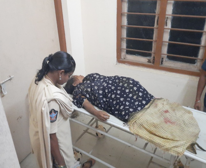 ట్రాక్టర్ బోల్తా.. మహిళ మృతి