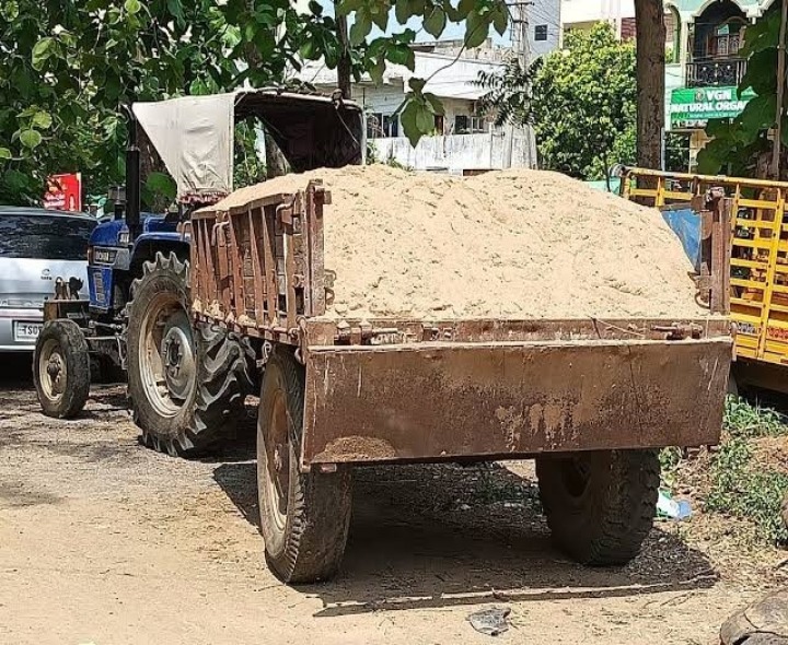 రెండు ఇసుక ట్రాక్టర్ల పట్టివేత.. కేసు నమోదు