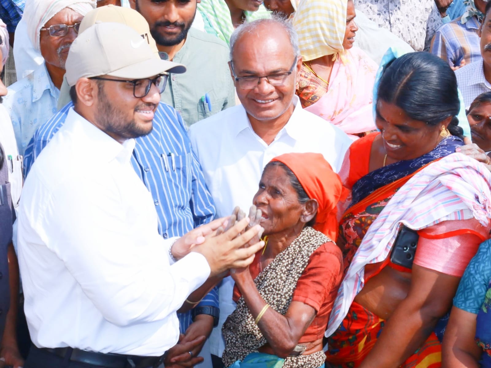 అవ్వతో కలెక్టర్ ఆప్యాయ సంభాషణ