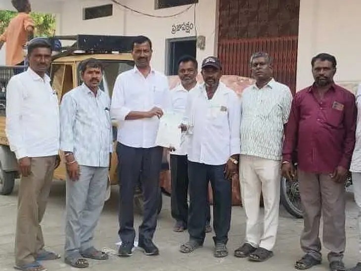 బాధితులకు LOC అందజేసిన ఎమ్మెల్సీ