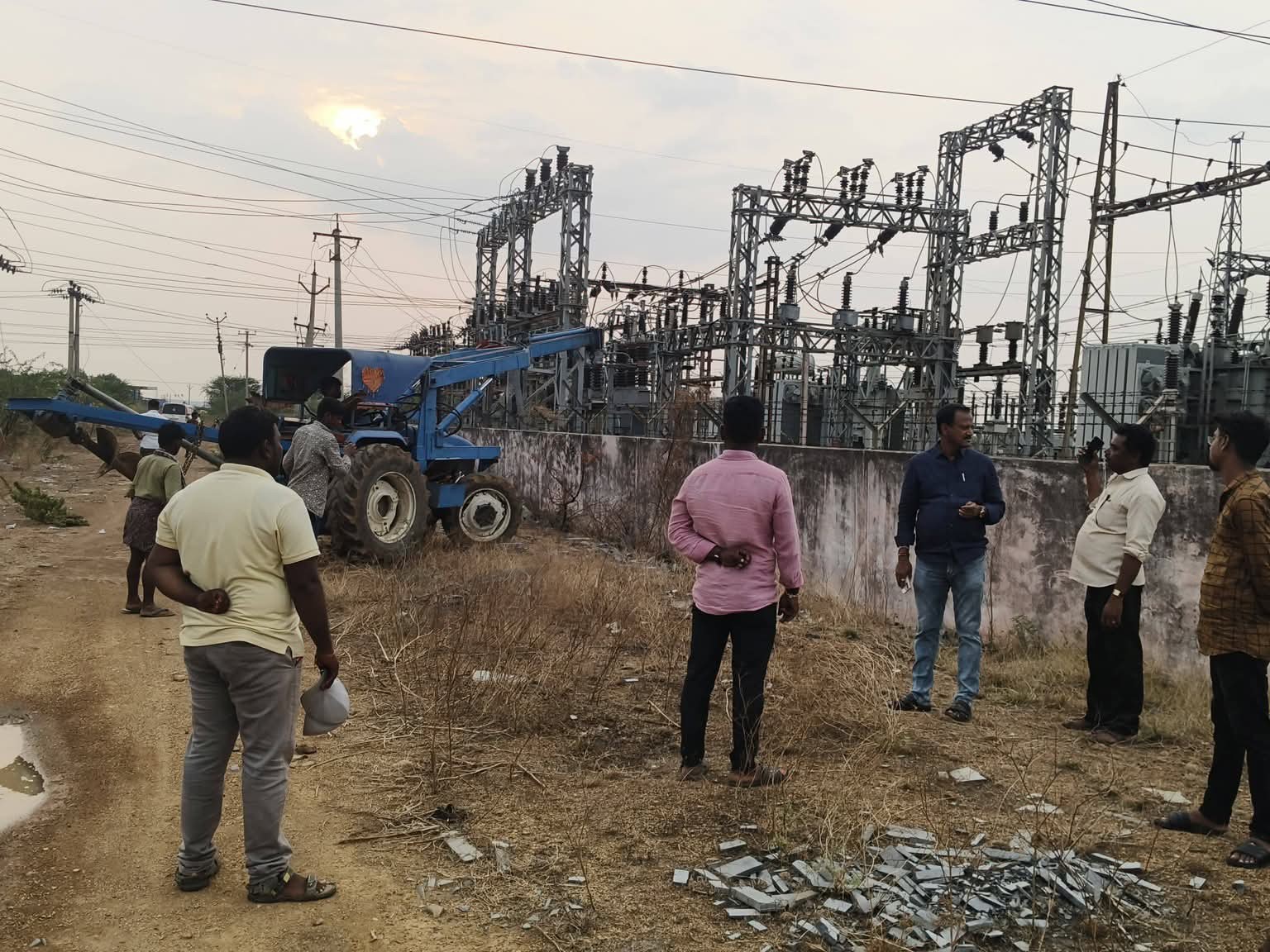 తాడిపత్రిలో 47 విద్యుత్ స్తంభాలు ధ్వంసం