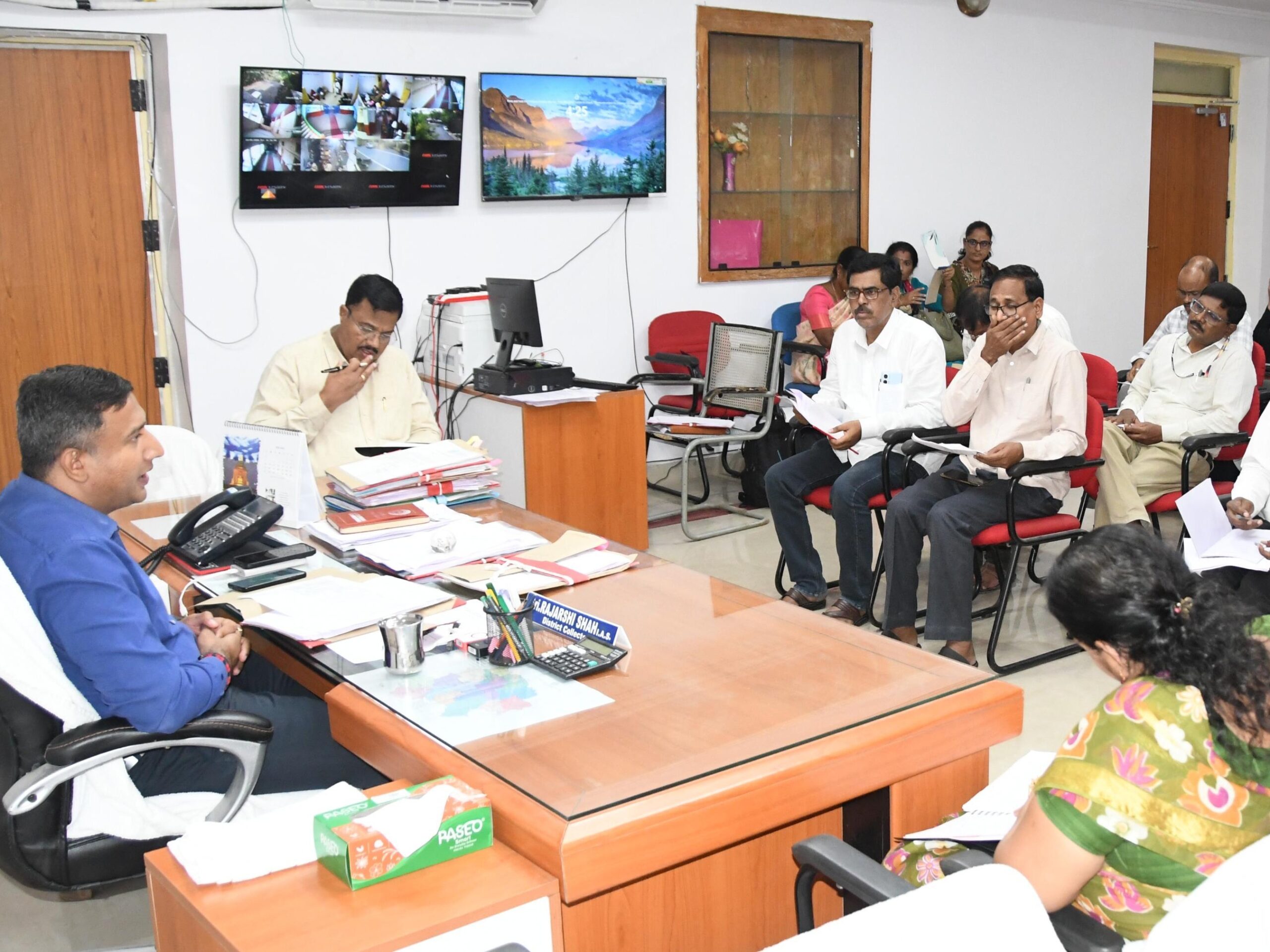 ప్రభుత్వ కళాశాలల్లో అడ్మిషన్ల సంఖ్యను పెంచాలి: కలెక్టర్
